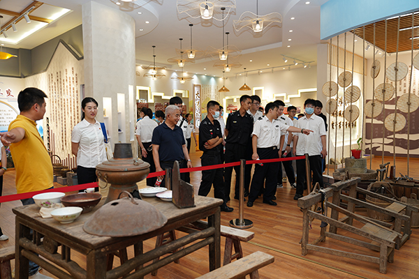 “助力鄉(xiāng)村振興，踐行艱苦奮斗” 將新員工黨性教育活動(dòng)搬到對口幫扶村.jpg