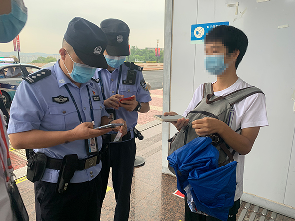 安檢站查獲一旅客冒用他人健康碼、核酸證明副本.jpg