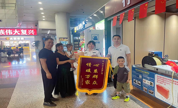 心系群眾，情暖萬家—— 綿陽機(jī)場安檢站暖心服務(wù)獲錦旗.png